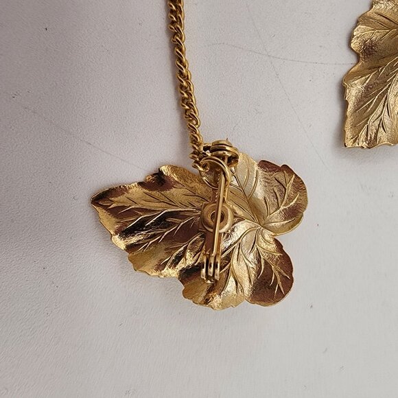 Vintage Sarah Coventry Gold Leaf Sweater Clip & Earrings Set Classic Fall Style - Picture 3 of 8